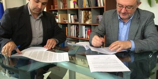 Antonio Puerto firma la prórroga del contrato con Aguas de Valencia Antonio Puerto firma la prórroga del contrato con Aguas de Valencia