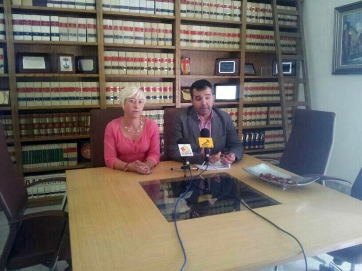 Alcalde junto a la defensora del ciudadano Alcalde junto a la defensora del ciudadano