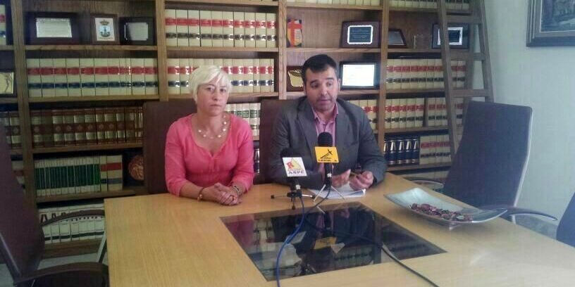 Alcalde junto a la defensora del ciudadano Alcalde junto a la defensora del ciudadano