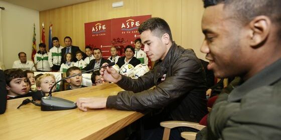 Firmando autógrafos Firmando autógrafos