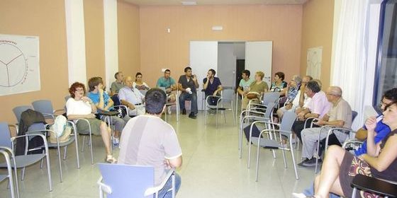 LA CONCEJALA DE PARTICIPACIÓN EN UNA ASAMBLEA DE 2013