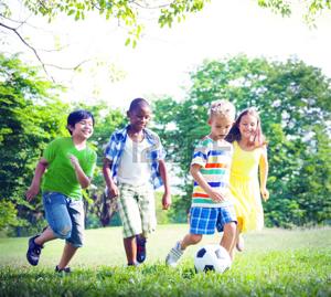 34537590-niños-jugando-fútbol-en-el-parque-