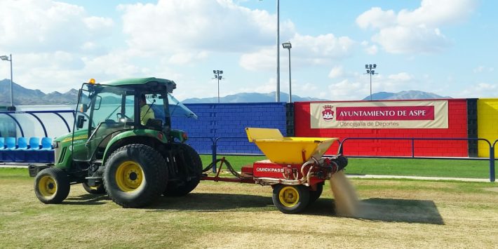 2018-10-11 NP. LA CONCEJALÍA DE DEPORTES RESIEMBRA EL CAMPO DE FÚTBOL