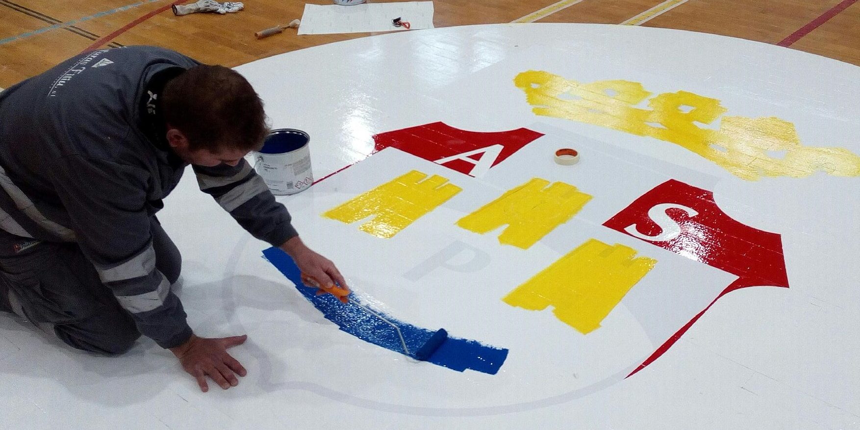 2019-01-07 NP. DEPORTES RENUEVA EL PARQUET DEL PABELLÓN