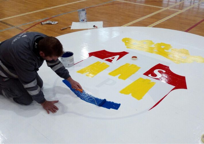 2019-01-07 NP. DEPORTES RENUEVA EL PARQUET DEL PABELLÓN