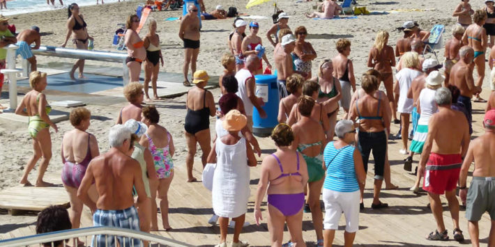 jubilados-en-benidorm-bailando-en-la-playa-de-poniente