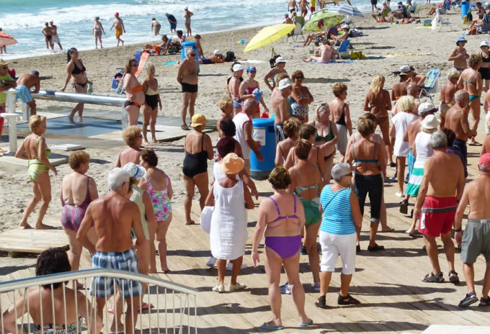 jubilados-en-benidorm-bailando-en-la-playa-de-poniente