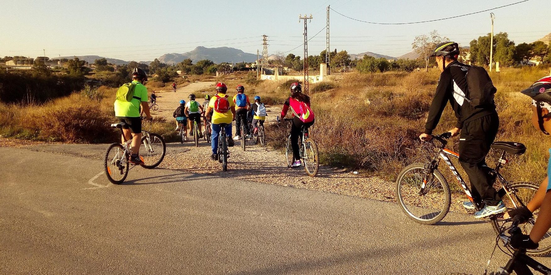Las Escuelas Deportivas marchan en bicicleta al Puente de los Cinco