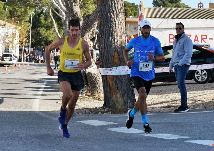 2019-12-23 NP. AHOUCHAR SE IMPONE EN LA MEDIA MARATÓN DE ASPE