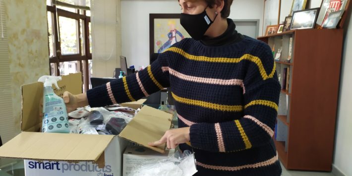 YOLANDA REPARTIENDO MATERIAL COVID