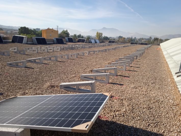 En Aspe se invertirán cerca de 120.000 euros en placas solares El concejal de Urbanismo y Obras; Chema García, señala que ’’Las obras a realizar tendrán una inversión de aproximadamente 120.000 euros, proyecto iniciado con la intención de llegar a un mayor ahorro energético, un ahorro económico de casi el 50% y mayor cuidado del medio ambiente.’’ Las obras están siendo ejecutadas en 2 fases: la 1ª fase consiste en la instalación en la zona de la cubierta de la Piscina Municipal, con una inversión de 45.000€ euros y la 2ª fase en la cubierta del área del Pabellón con una cuantía qie asciende a 105.000€ La licitación de obras han sido por 150.000 € y finalmente se adjudicaron por 119.172 €, con una previsión de acabar el proyecto en tres meses por la empresa Enerlin Ingenieros.
