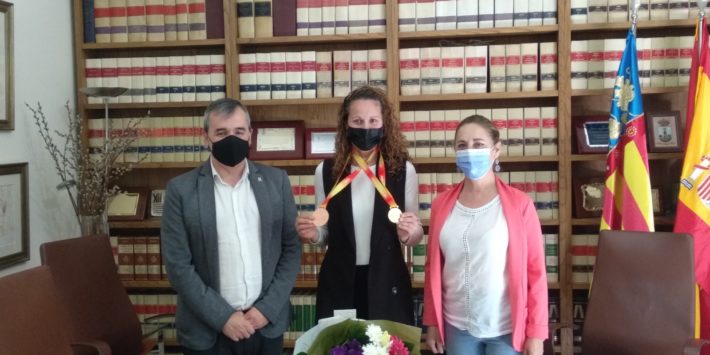 75.- El Ayuntamiento de Aspe recibe a la Pilar Rubio, medalla de bronce en el Campeonato de España