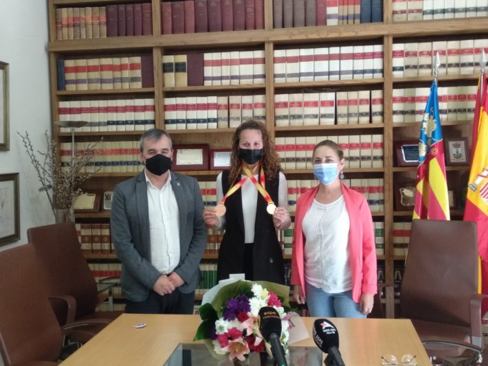 75.- El Ayuntamiento de Aspe recibe a la Pilar Rubio, medalla de bronce en el Campeonato de España