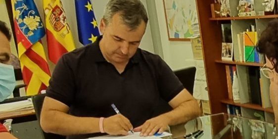 alcalde firma convenio