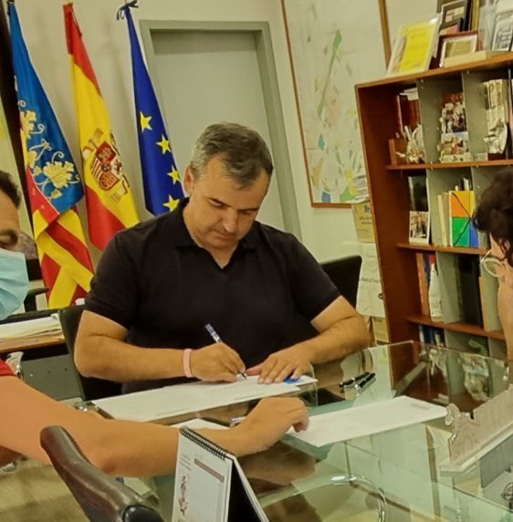 alcalde firma convenio