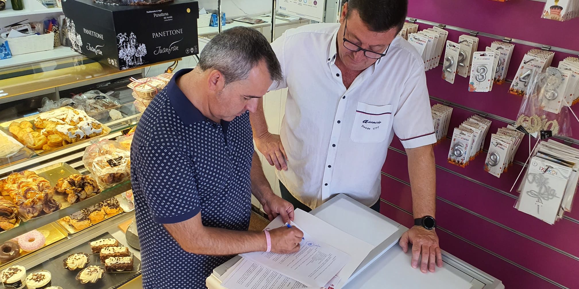 153.- FOTO NOTA firma convenio con la Asociación de Comerciantes y Afines