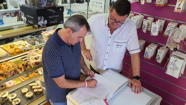 153.- FOTO NOTA firma convenio con la Asociación de Comerciantes y Afines