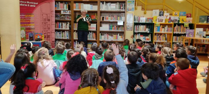 198.- fotonota Biblioteca recibe premio Maria Moliner