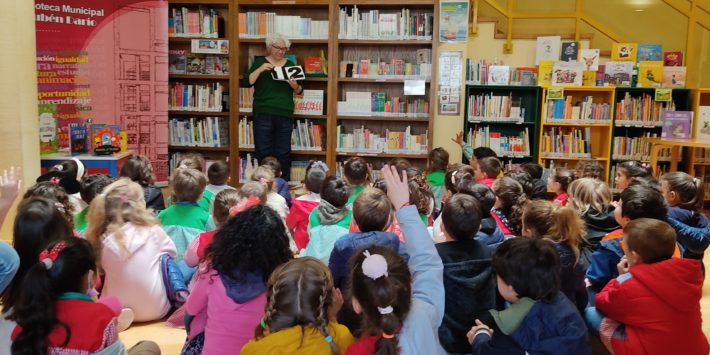 198.- fotonota Biblioteca recibe premio Maria Moliner