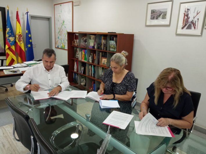 208.- fotonota firma convenio ampa ies la villa