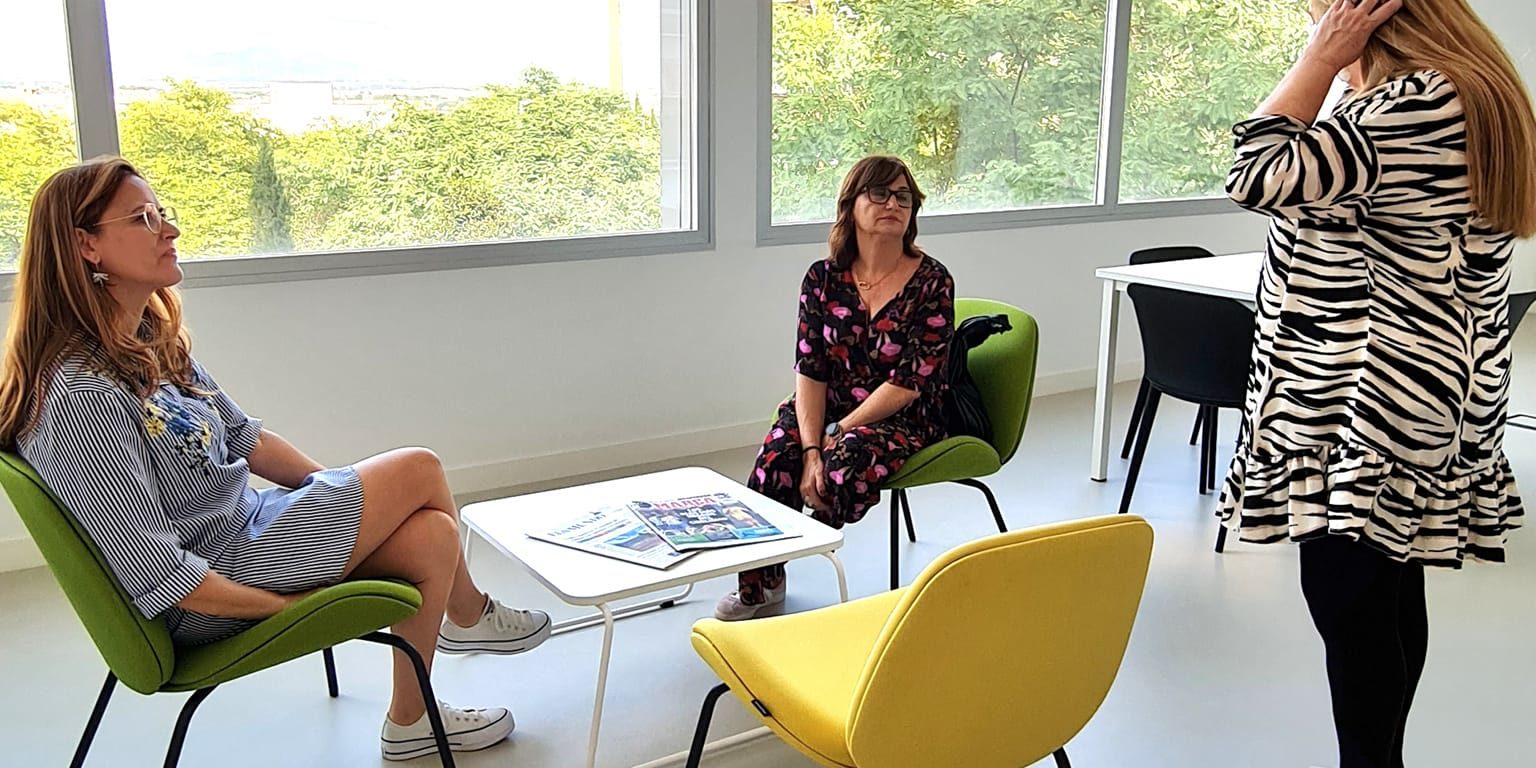 214.- FOTONOTA visita directora cultura General (3)