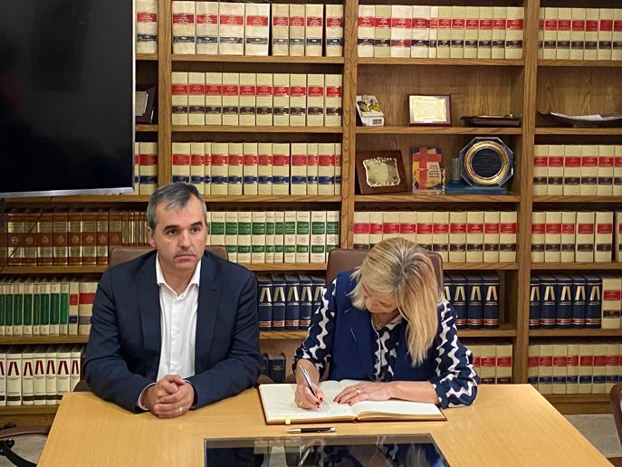 220.- FOTONOTA La generalitat y Ayuntamiento ponen en marcha servicio mediacion (4)