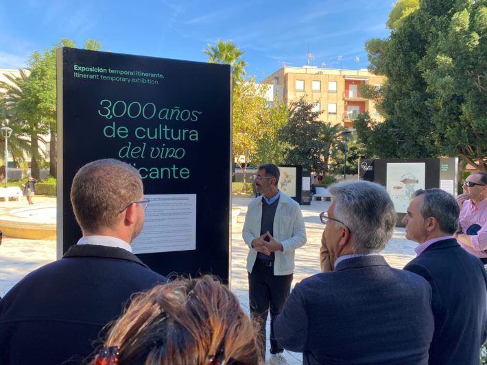 exposición itinerante de arte contemporáneo de Vinos Alicante DOP