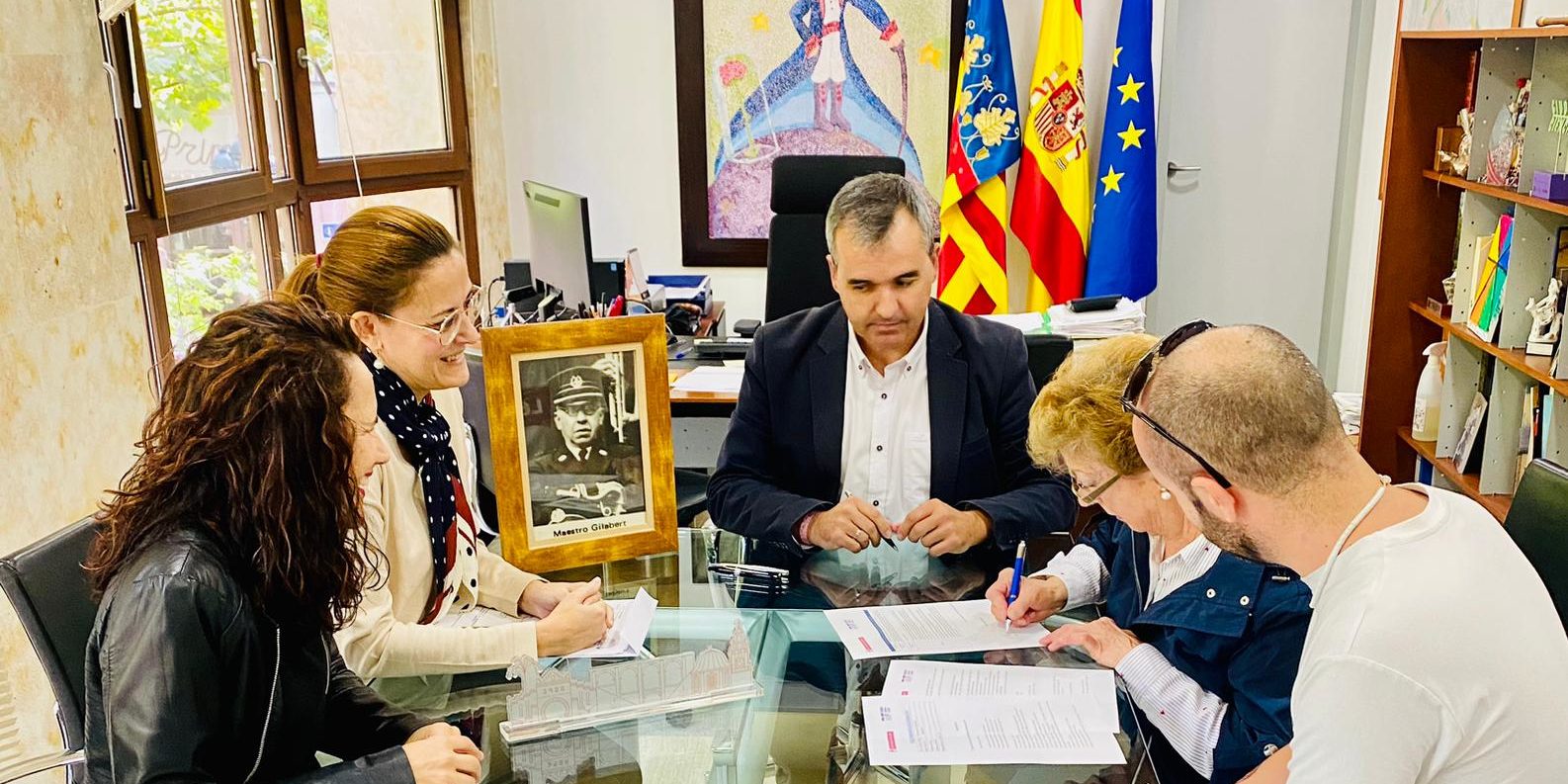 firma acta de donacion Maestro Gilabert al museo