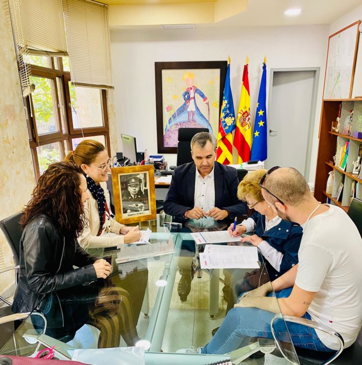 firma acta de donacion Maestro Gilabert al museo