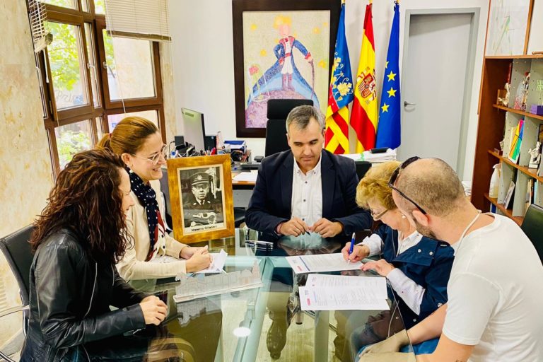 firma acta de donacion Maestro Gilabert al museo