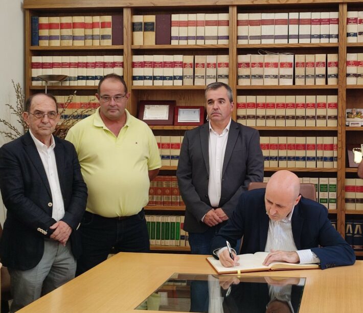 Firma Libro de Honor Miguel Polo. 10 octubre