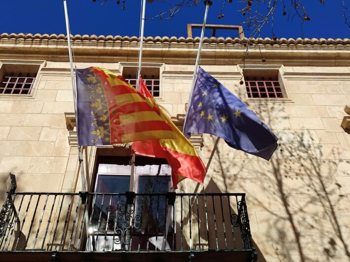 Banderas a media asta Aspe