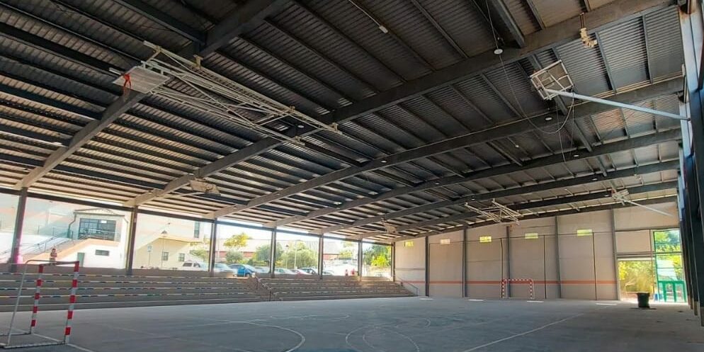 Cerramiento pista anexa